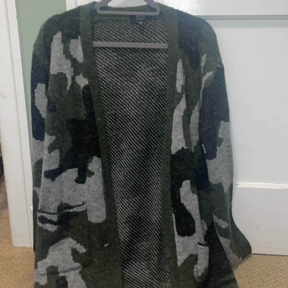 Women’s Size L Camo Cardigan